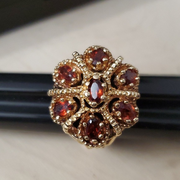 Watch Video / Heavy 14K Gold Garnet Ring: A Burst of Radiant Luxury - Picture 5 of 17